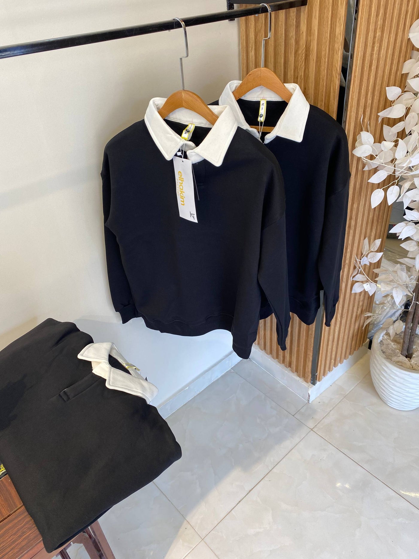 Classic Sweatshirt with White Collar